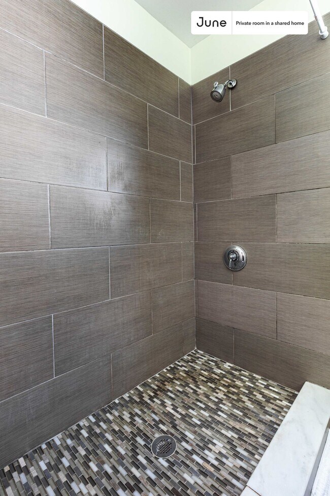 Building Photo - Room in Shared 5 bed/1 bath home