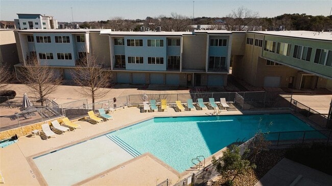 Building Photo - 604 N Bluff Dr