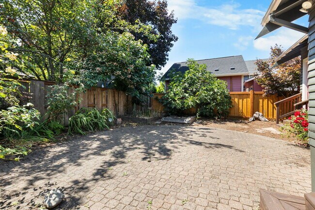 Building Photo - 2836 NE Bryce St