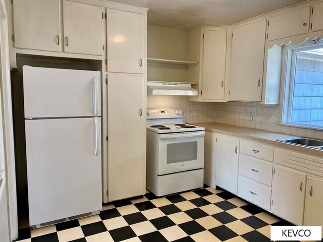 Building Photo - Sizable House on Remington!