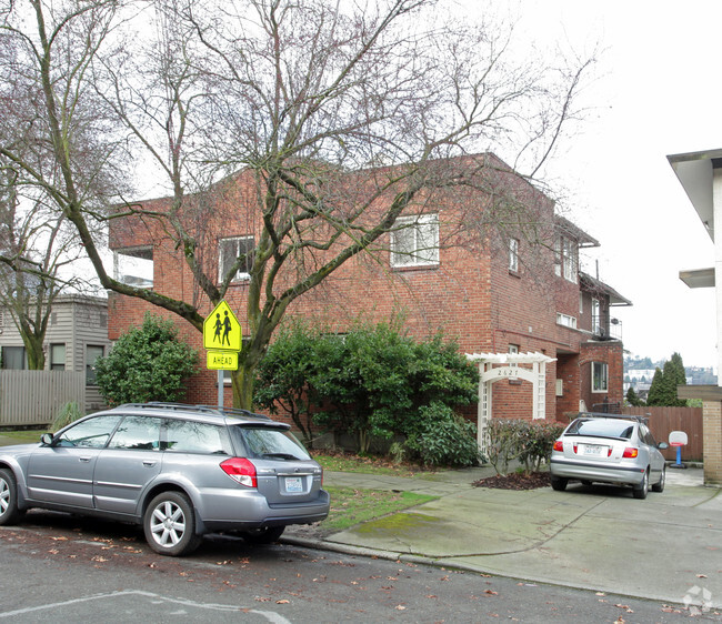 Primary Photo - 2627 E Franklin Ave
