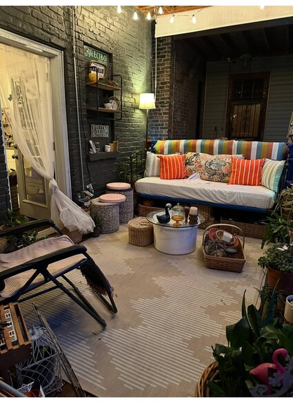 Spacious deck overlooking large back garden - 3449 W Fulton Blvd