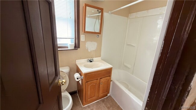 Building Photo - 42 Hartman Pl