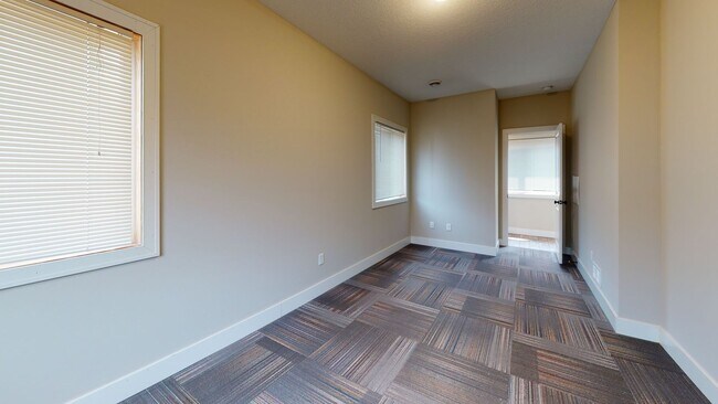 Building Photo - Duplex Near UMN