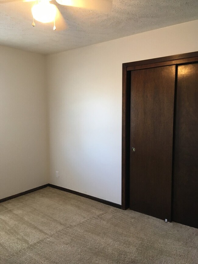 Building Photo - Large Ranch House