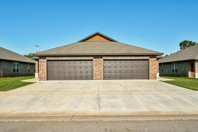 Building Photo - Charming Duplex in El Reno!