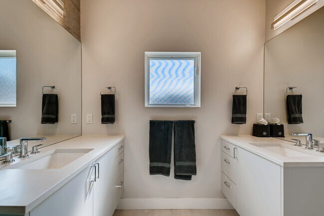 Building Photo - Contemporary Townhome with Rooftop Deck-Flatiron Views