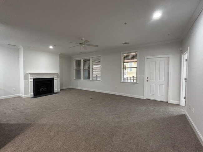 Building Photo - 5565 Colonial Chatsworth Cir