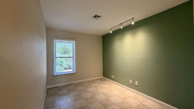 Building Photo - 3827 E Larkspur Dr