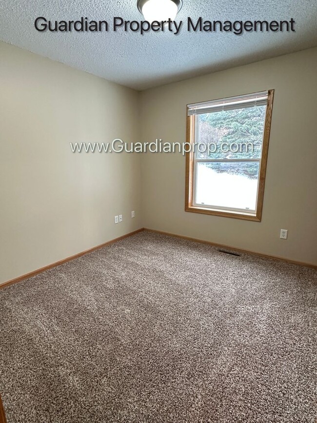 Building Photo - Single Family Home, Dishwasher, New Carpet...