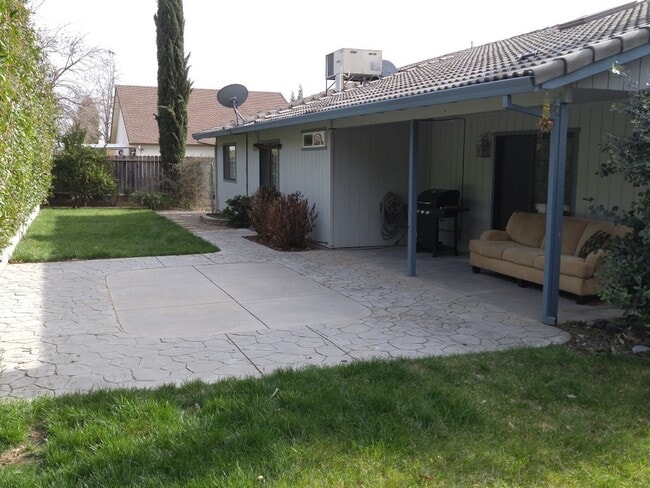 Building Photo - Spacious Home Between Redding and Anderson