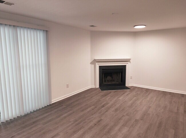 Building Photo - Spacious Alexandria Townhome in Convenient...