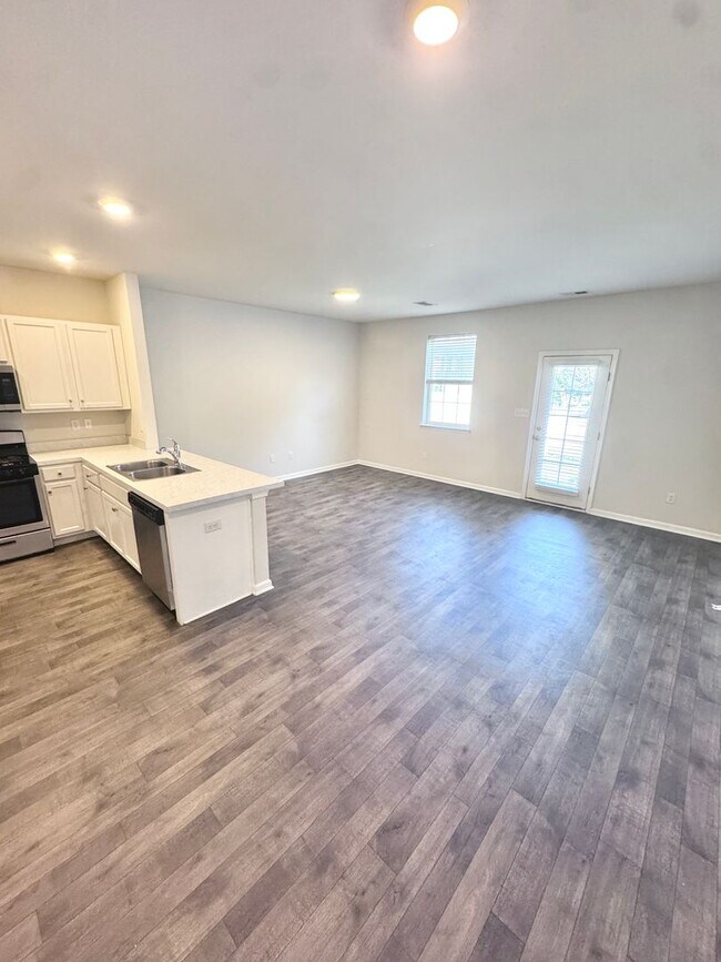 Building Photo - NEWER THREE BEDROOM TOWNHOME