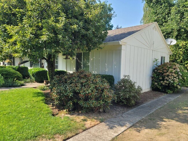 Building Photo - Lovely 2 Bed + 1 Bath in Forest Grove!! Near Pacific University!