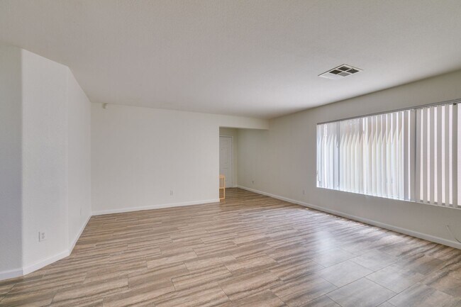 Building Photo - Spacious 4 Bedroom 2.5 Bathroom Home with Covered Patio & Large Backyard