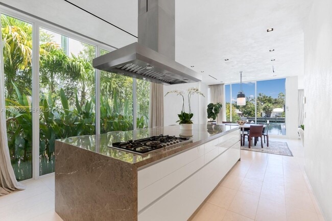 Building Photo - 1051 W 48th St