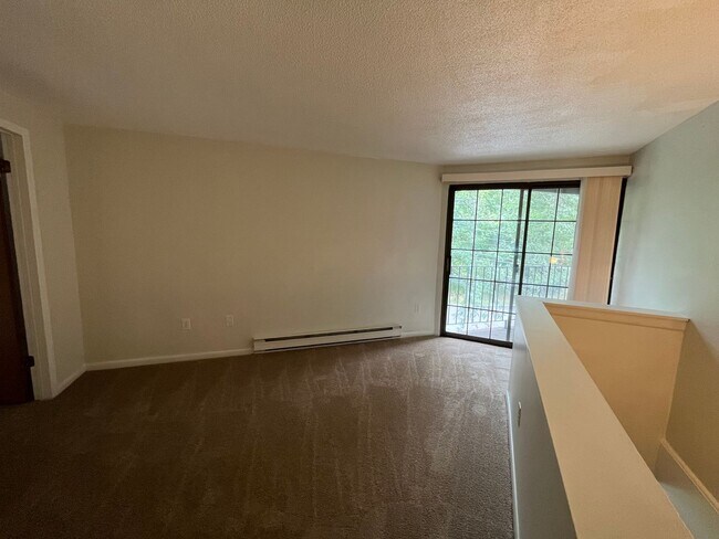 Building Photo - Multi Level One Bedroom Condo Near Blue Ba...