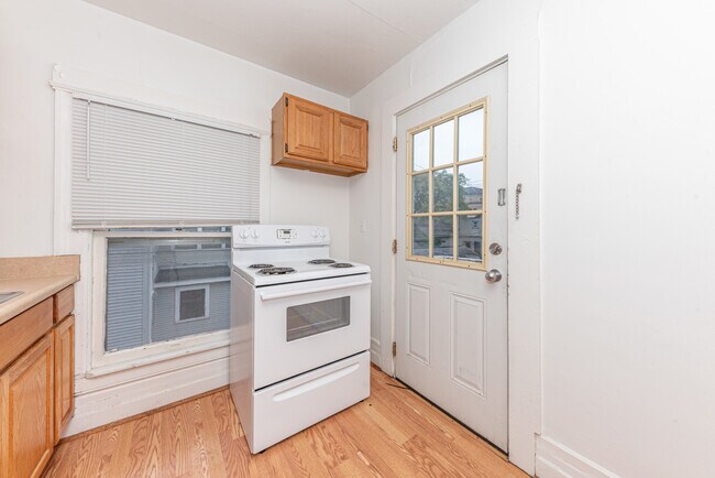 Building Photo - 808 E Ann St