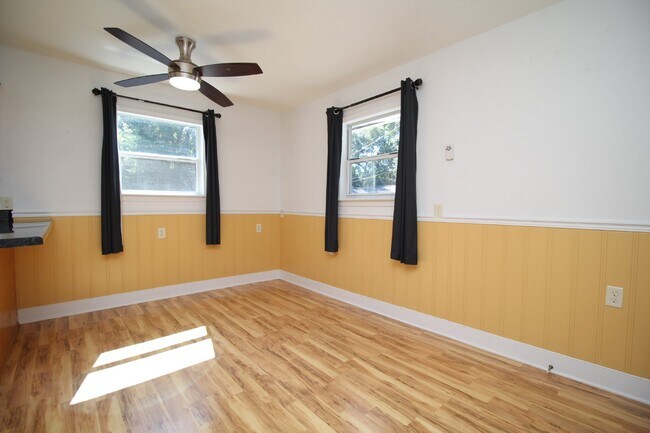 Building Photo - Northeast Pensacola 2BR/1BA Upstairs Unit ...