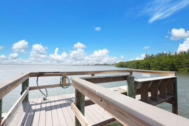 Building Photo - 801 S Ocean Dr