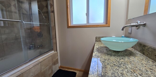 Building Photo - Spacious Ranch-Style 5BR Home w/ Finished Basement & Large Fenced Yard