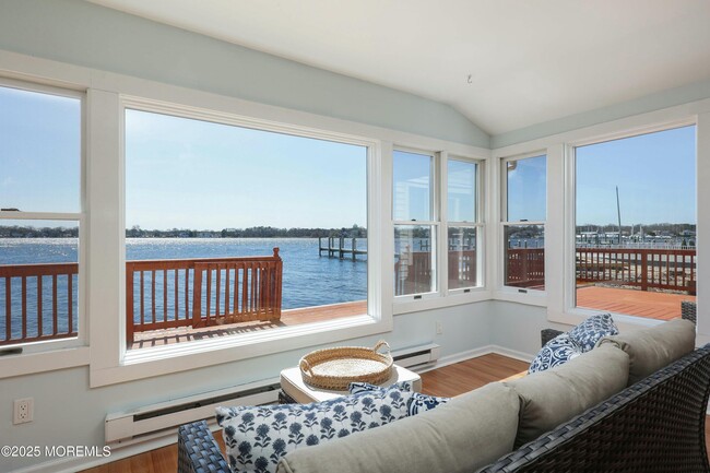 Building Photo - 44 Island Dr