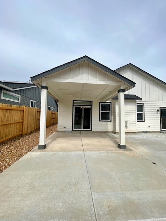 Building Photo - Beautiful like new 3 bedroom Hayden home i...