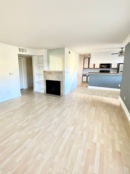 Building Photo - 7045 Woodley Ave