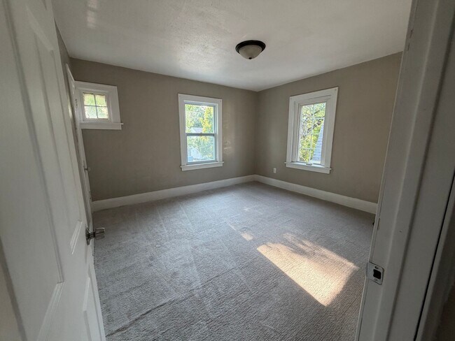 Building Photo - 4224 Fairview Dr
