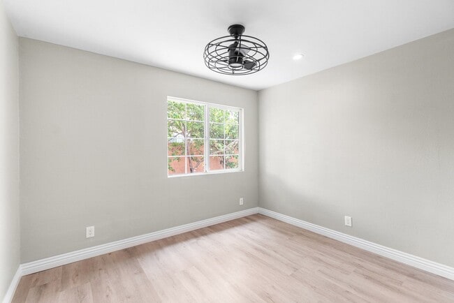Building Photo - RECENTLY REMODELED, BRIGHT & AIRY 3BR2BA HOUSE ON SPACIOUS CORNER LOT W/ LARGE WRAP AROUND YARD &...