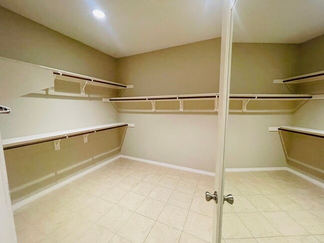 Building Photo - 6812 Kenton Pl