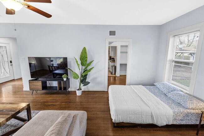 Building Photo - 3321 Charleston St