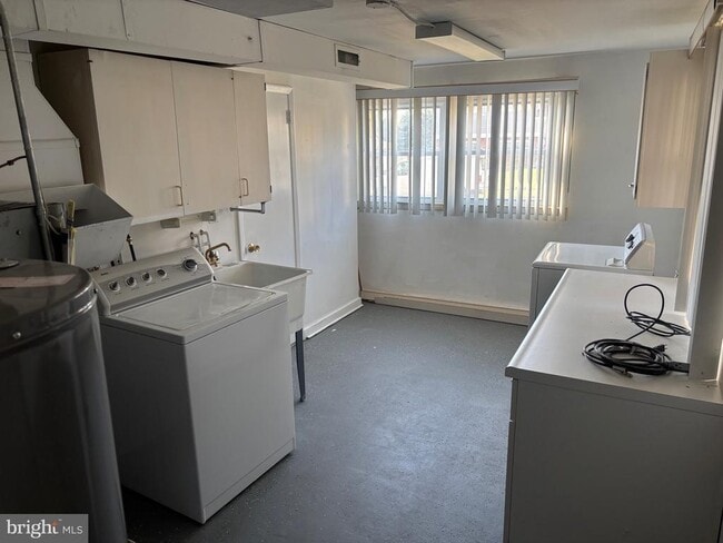 Building Photo - 8 N Avon Dr