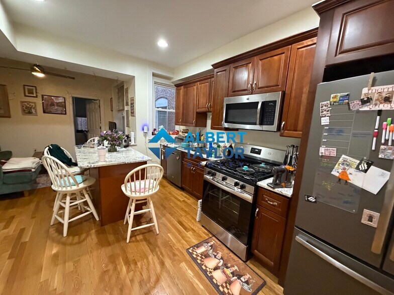 Primary Photo - 1029 Tremont St