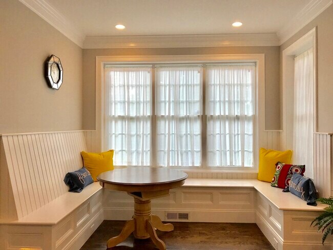 Building Photo - 301 Linden St