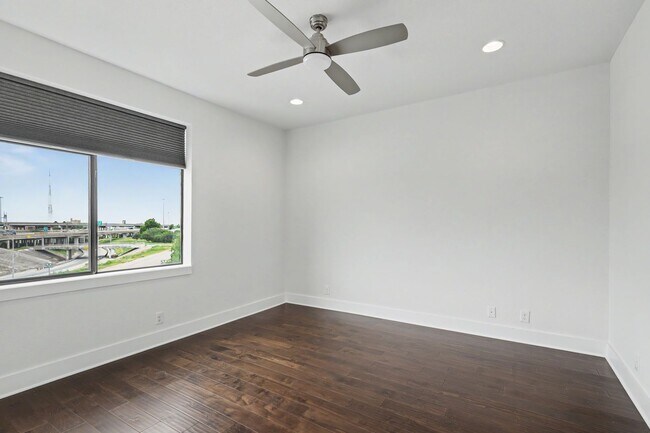 Building Photo - 4 Week Free Move-In Incentive! Modern Downtown SA Townhome | Rooftop Balcony, Private Garage & Al...