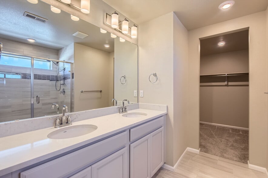 Insuite Primary Bath - 588 Silver Rock Trl