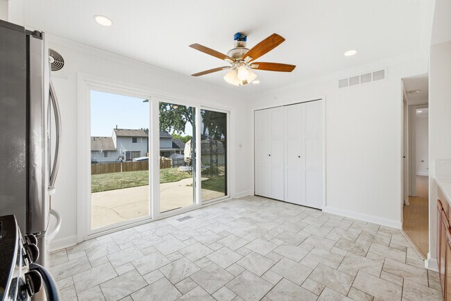 Building Photo - 1320 Burns Dr