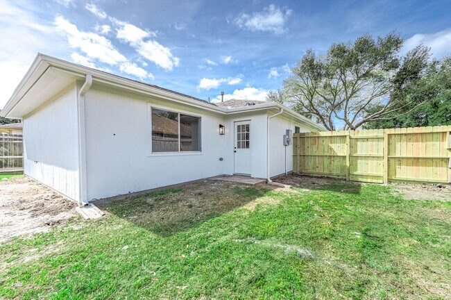 Building Photo - 5130 Riverwood Dr