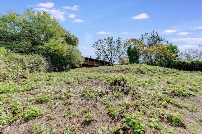 Building Photo - 5800 McKinley Dr