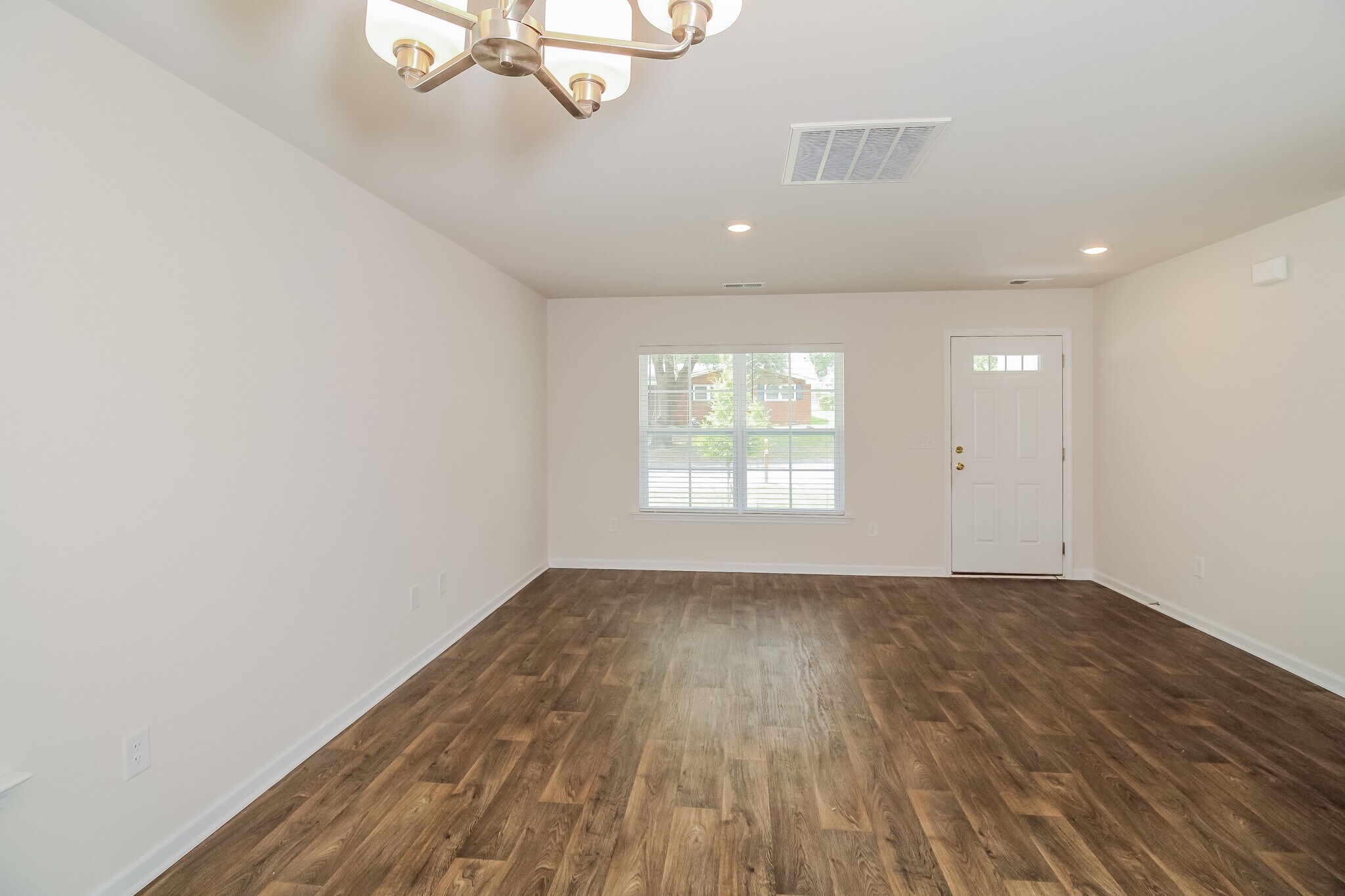 Building Photo - 1907 Bay St