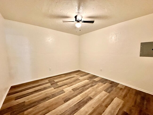 Building Photo - Newly Remodeled Home with Move-In Special!