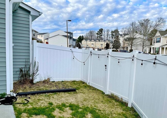 Building Photo - 3 bed, 2 1/2 End Unit Townhome with Open F...