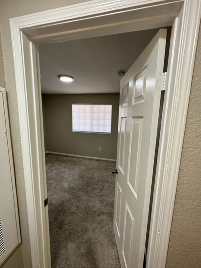 Building Photo - GREAT 2 BED, 2 BATH CONDO! READY FOR IMMED...