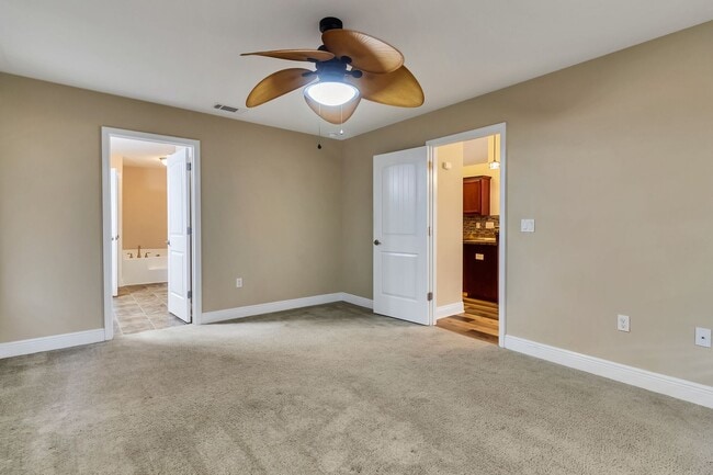 Building Photo - 4 Bedroom in Gulf Breeze!!