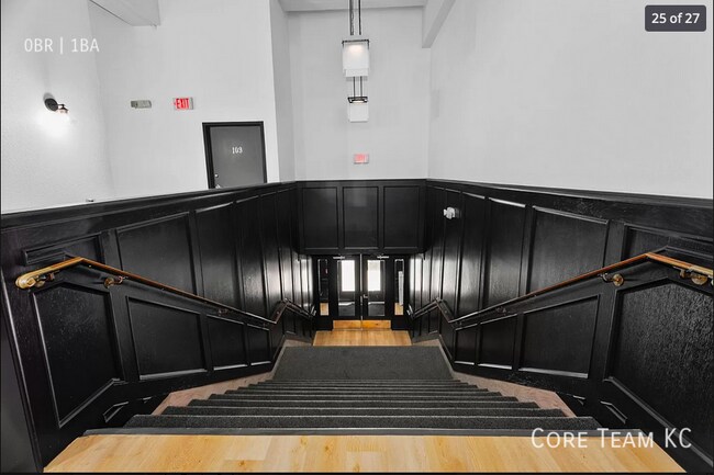 Building Photo - 320 W 7th St