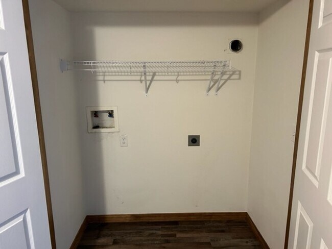 Building Photo - 3 BEDROOM 2 BATH APARTMENT FOR LEASE IN CARL JUNCTION-$995.00 RENT-$995.00 DEPOSIT