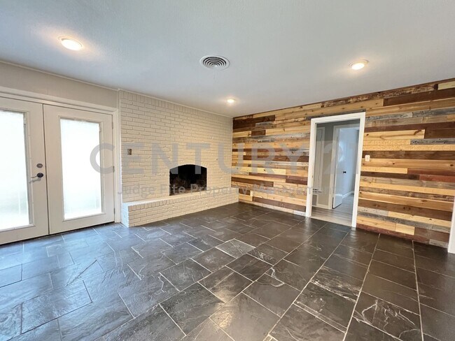 Building Photo - Beautifully Refreshed 3/2/2 in Fort Worth ...