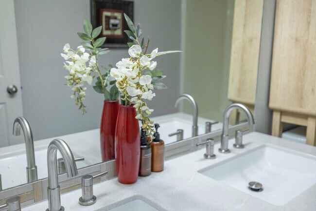 Building Photo - 924 Lowell Ave S