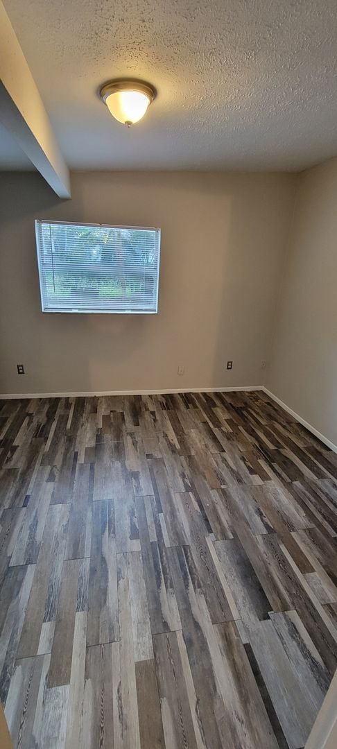 Building Photo - 2 BEDROOM 1 BATH DUPLEX CLOSE TO USF AND BUSCH GARDENS